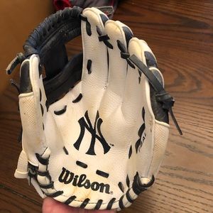 Toddler wilson yankee tball glove